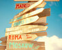 doroznyi-znak-vklucaa-moskvu-rim-london-berlin-pariz-rio-de-zaneiro-na-fone-golubogo-neba-v-stile-retro